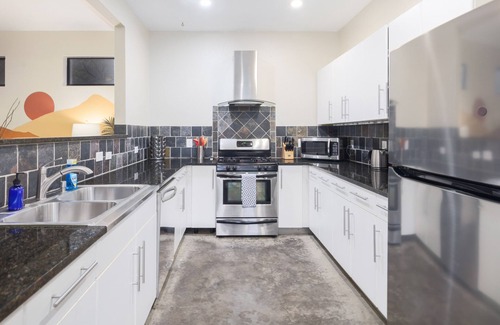 Rosewood House | Industrial Loft perfect for Foodies - KING beds