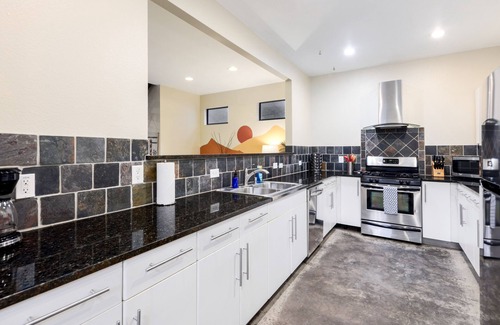 Rosewood House | Industrial Loft perfect for Foodies - KING beds
