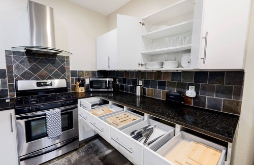 Rosewood House | Industrial Loft perfect for Foodies - KING beds