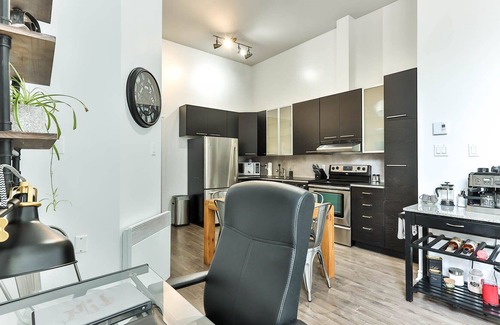 Gatineau Apartment | Industrial studio *12 foot ceiling*