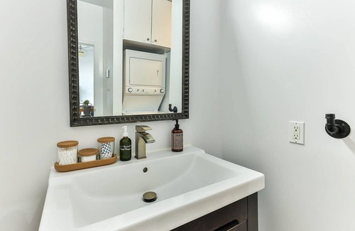 Gatineau Apartment | Industrial studio *12 foot ceiling*