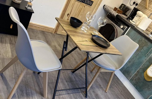 Leeds Apartment | Industrial Studio Near Headingley Stadium