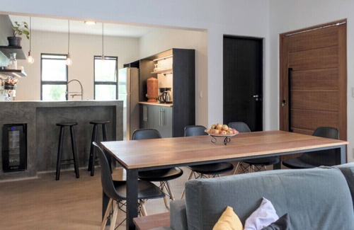 Paruru Cottage | Industrial style country house with 4 suites. Pets allowed. Quiet condominium
