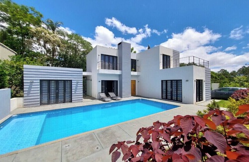 Paruru Cottage | Industrial style country house with 4 suites. Pets allowed. Quiet condominium