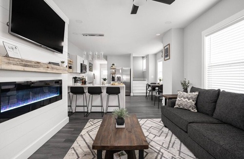 Mapleton/Fall Creek House | Indy City Stay | Room for 6 | Modern Comfort