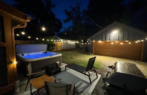 Indianapolis House | Indy Jazz Fest Wrestlepalooza! SoBro Boho Hideaway Hot Tub, Fire Pit & Arcade Fun in Broad Ripple