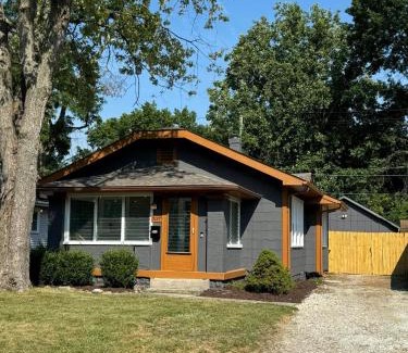 Indianapolis House | Indy Jazz Fest Wrestlepalooza! SoBro Boho Hideaway Hot Tub, Fire Pit & Arcade Fun in Broad Ripple