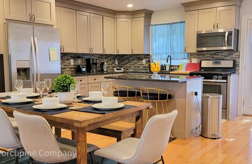 Framingham House | Infant-friendly Luxurious 7 Beds, 6 Room Home with BONUS Loft! A Dream Getaway!