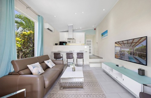 Boegoeroei Apartment | Infinity POOL! BBQ! Private PATIO!