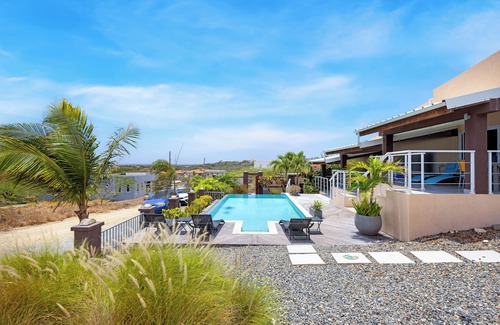 Boegoeroei Apartment | Infinity POOL! BBQ! Private PATIO!