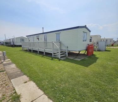 Ingoldmells Ski Chalet | Ingoldmells -caravan- Sleeps 8 - Seaside - Wi-Fi