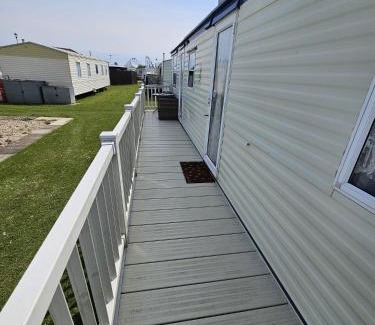 Ingoldmells Ski Chalet | Ingoldmells -caravan- Sleeps 8 - Seaside - Wi-Fi