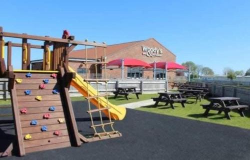 Ingoldmells Ski Chalet | Ingoldmells -caravan- Sleeps 8 - Seaside - Wi-Fi