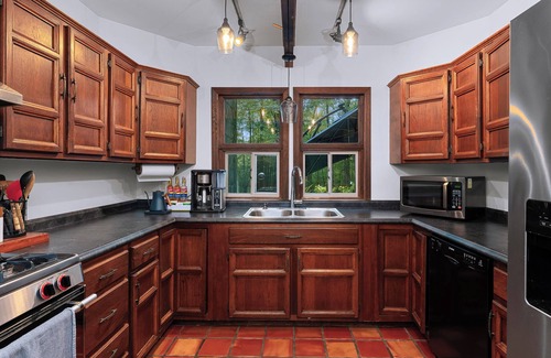 Circleville Cabin | Inkwell Gardens: A Modern Cabin in Middletown Close to Legoland, Golf, Hiking+