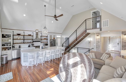 Seneca House | Inlet Lake Keowee Home Close to Clemson