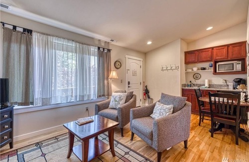 Steilacoom House | Inn at Saltar's Point Suite 2 (1bed 1 bath)