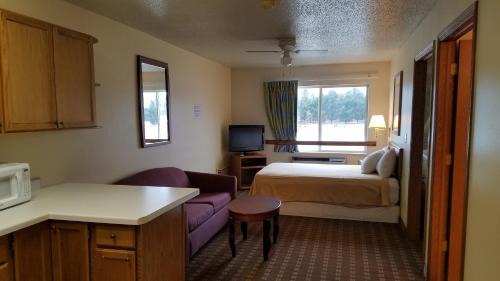 Friendship Hotel | Inn of the Pines