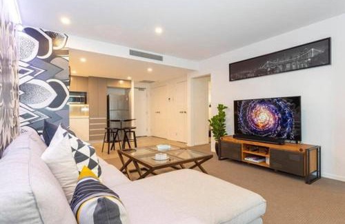East Brisbane Apartment | Inner city 1 bedroom Apartment with Rooftop pool and Parking - Serain Residences
