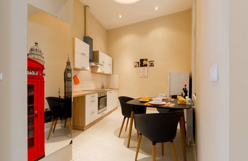Nepszinhaz negyed Apartment | Inner city chic, stylish 2 BR, metro 2,4