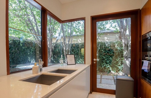 Richmond North House | Inner City Pad, Pet friendly, Parking, Close 2 MCG