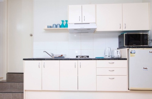 Tighes Hill Apartment | Inner City Private Studio Hideaway