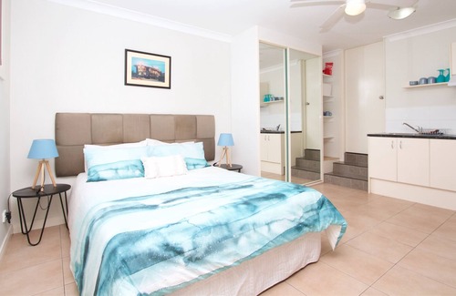 Tighes Hill Apartment | Inner City Private Studio Hideaway