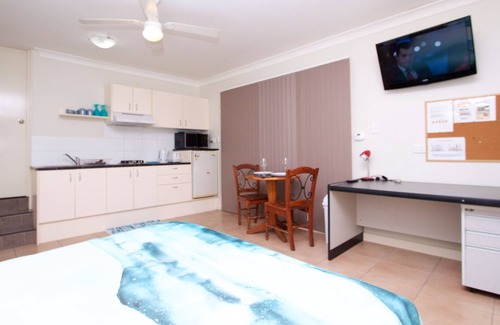 Tighes Hill Apartment | Inner City Private Studio Hideaway