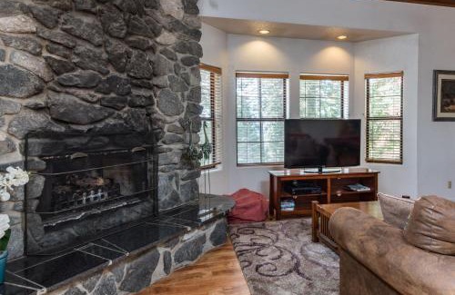 Yosemite West House | Inside Yosemite Mountain Beauty