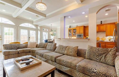 Uptown House | INSPERIT Home at Galleria with heated pool spa