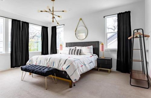 East Cesar Chavez House | Insta-worthy - 6BR Home Rainey Street - 6 min walk