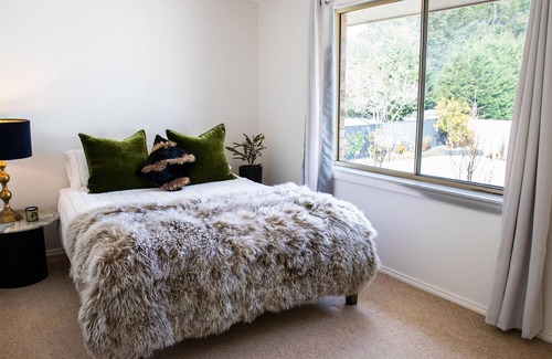 Mittagong Villa | Insta - Worthy Black Rose Villa