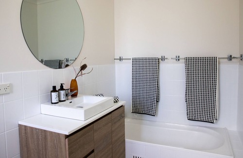 Mittagong Villa | Insta - Worthy Black Rose Villa