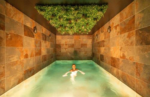 Manage Hotel | Intense Experience - Suites wellness avec piscine jacuzzi sauna billard privatifs