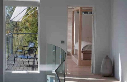 Ytterbystrand Villa | Internationell Stil Villa med Pool & Havsutsikt