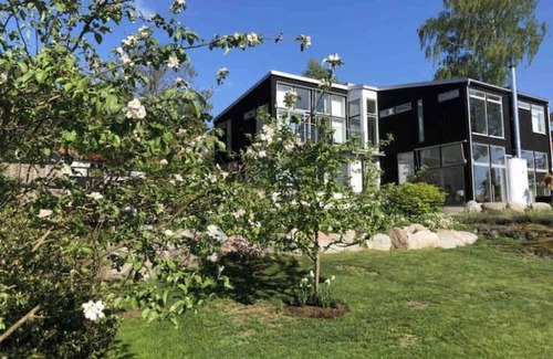 Ytterbystrand Villa | Internationell Stil Villa med Pool & Havsutsikt