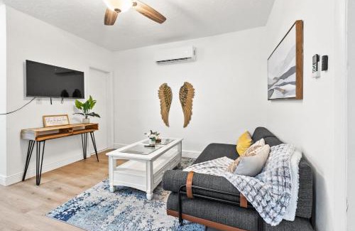 Coral Way Villa | Intimate Casita Mia minutes away from Airport, Calle 8, Brickell, Coral Gables, The beach and more!