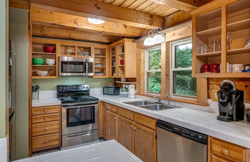 Vein Mountain Cabin | Into the woods 45 Min to Asheville w/Hot Tub