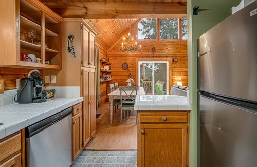 Vein Mountain Cabin | Into the woods 45 Min to Asheville w/Hot Tub