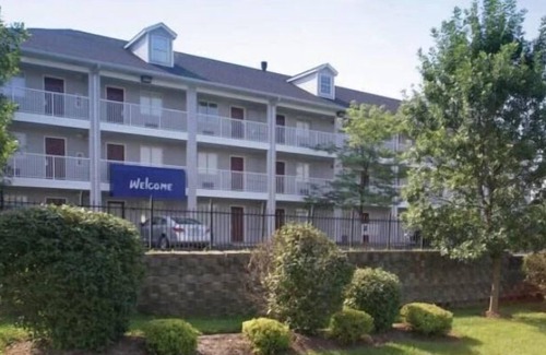 Buechel Apartment | InTown Suites Extended Stay Louisville KY - Wattbourne Lane