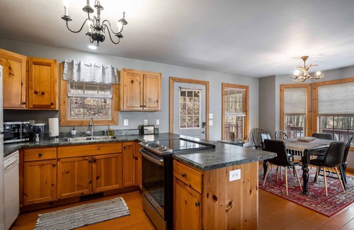 Blairsville Cabin | Intro Rate Fantastic mountain views from the deck with Hot Tub, Fire Pit