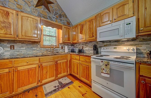 Blairsville Cabin | Intro Rate Hiking, biking, rafting, apple picking, and seeing the leaves