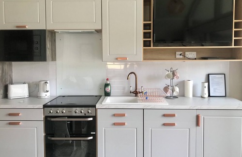 South Galson Cabin | Inverness Lodge-Free Parking-Balcony-Sleeps 4