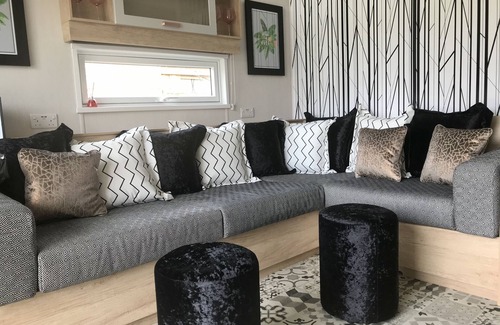 South Galson Cabin | Inverness Lodge-Free Parking-Balcony-Sleeps 4