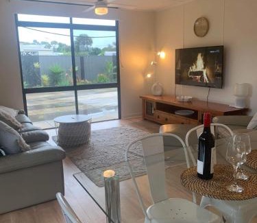 Kingscote Apartment | Investigator Beach Breeze Apartments U1