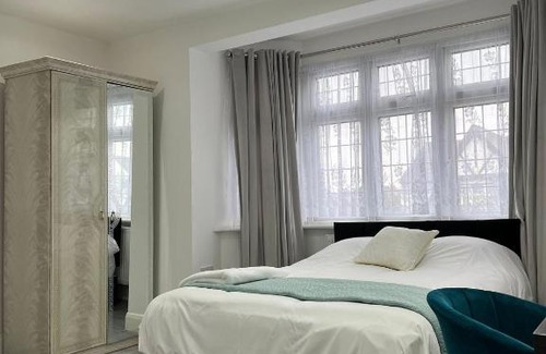 Clayhall Apartment | Inviting 2-Bed Apartment in Ilford