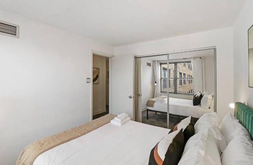 Hyde Park Apartment | Inviting 2-Bedroom Apt in Hyde Park - The Blackwood rep