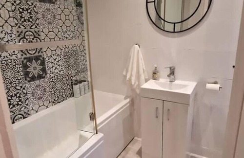 Jesmond Apartment | Inviting 3-bed Apartment in Newcastle Upon Tyne