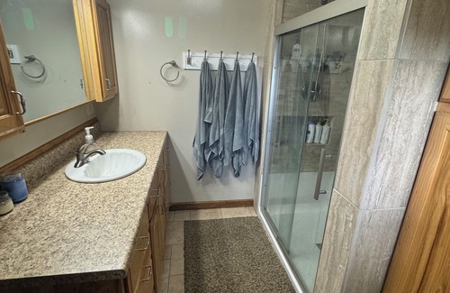 Gillette House | Inviting 3 bed/ 2 bath: families/groups seeking comfort and convenience!