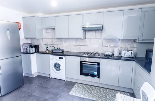 Thamesmead House | Inviting 3-Bed House in London, stay up to 6