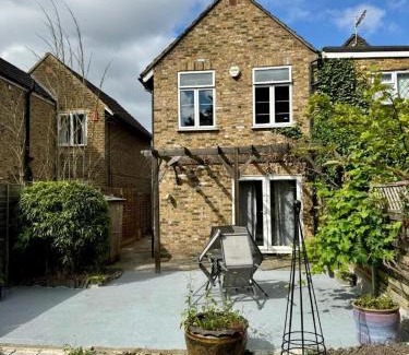 Runnymede House | Inviting 4-Bed House near Heathrow w Fireplace